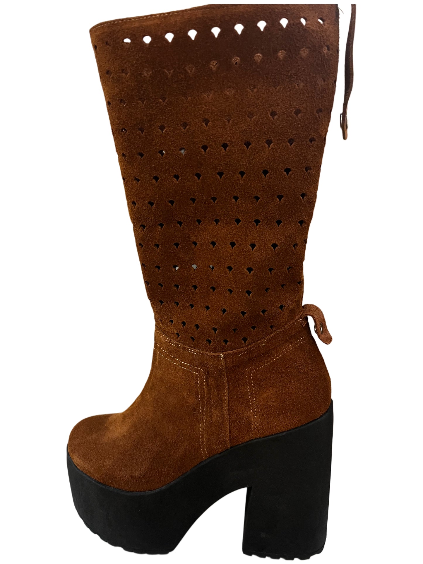 Bota perforada caramelo