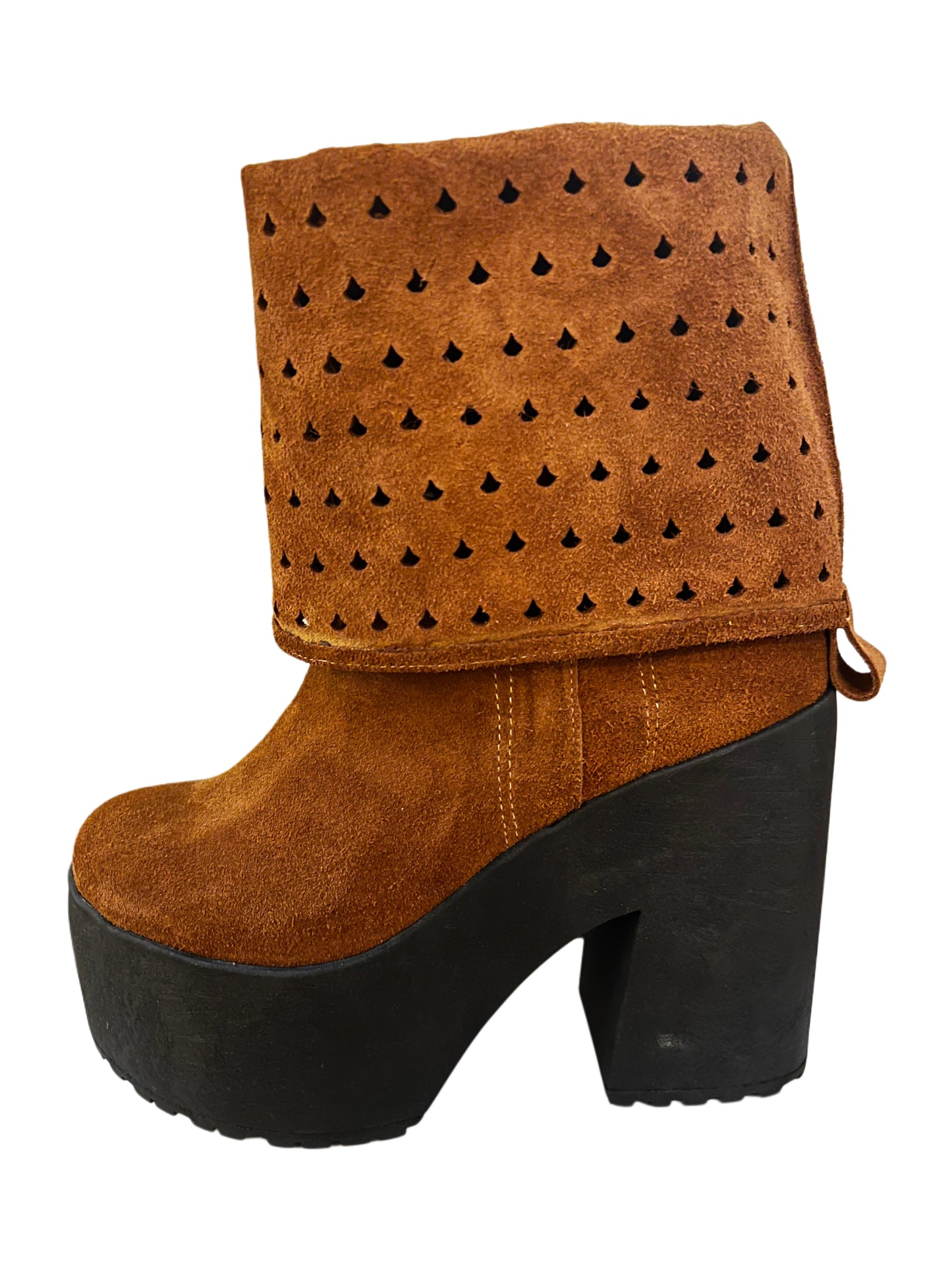 Bota perforada caramelo