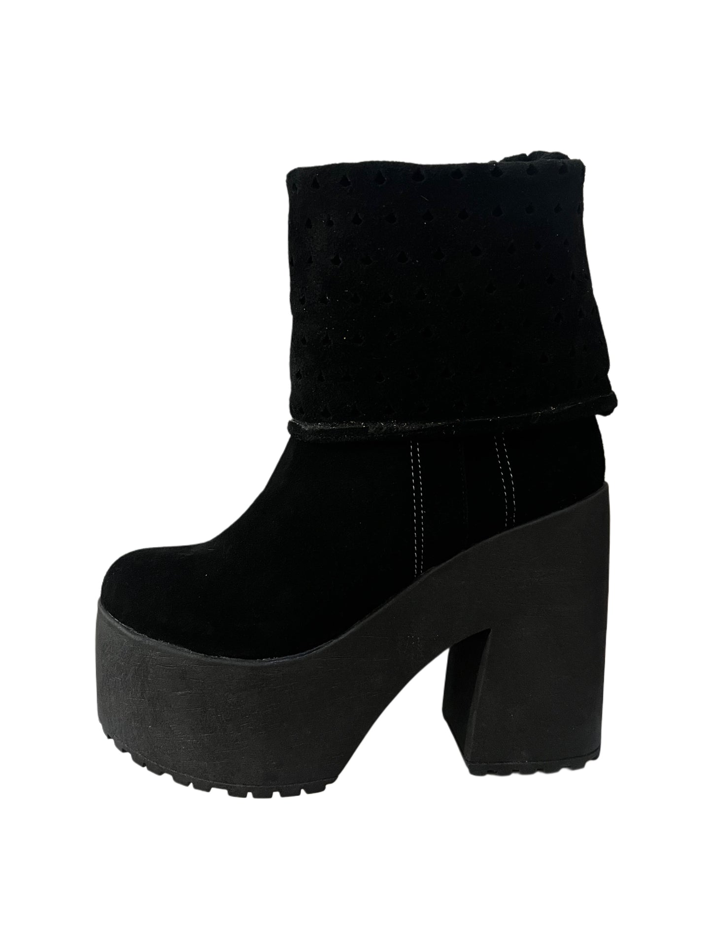 Bota perforada negra