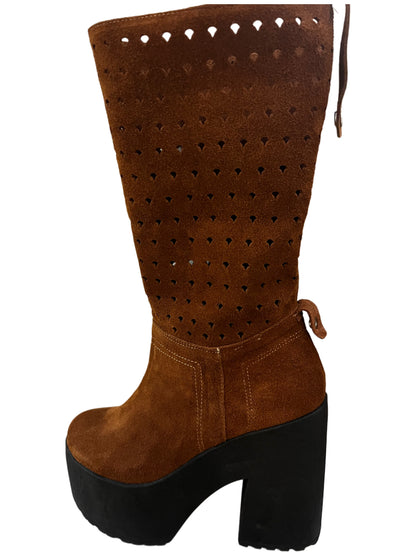 Bota perforada caramelo