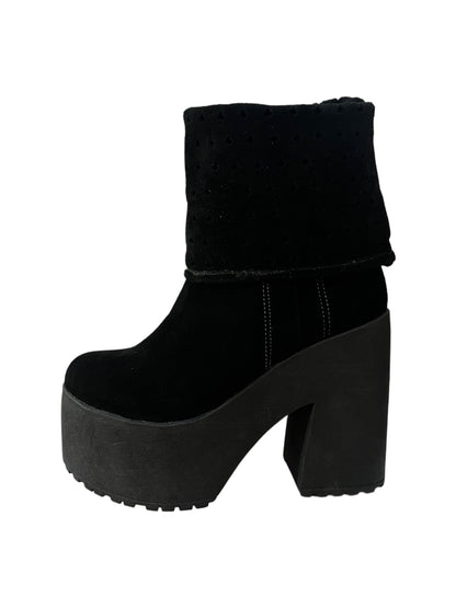 Bota perforada negra